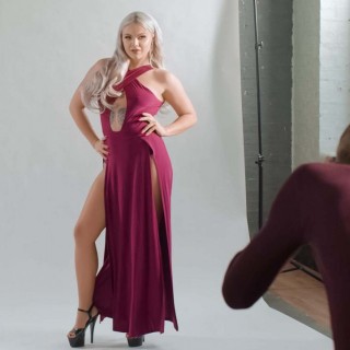 Модель блондиночку имеет фотограф