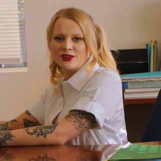 Дал блондиночке в ротик и выебал