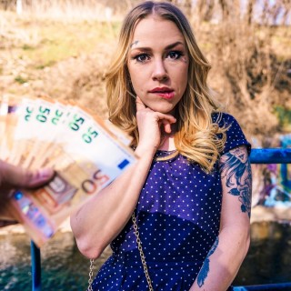 За бабки телка согласилась трахнуться