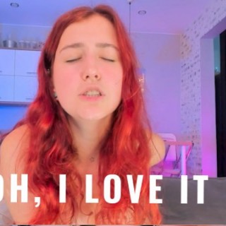 Рыжая девка любит играть с дырочками